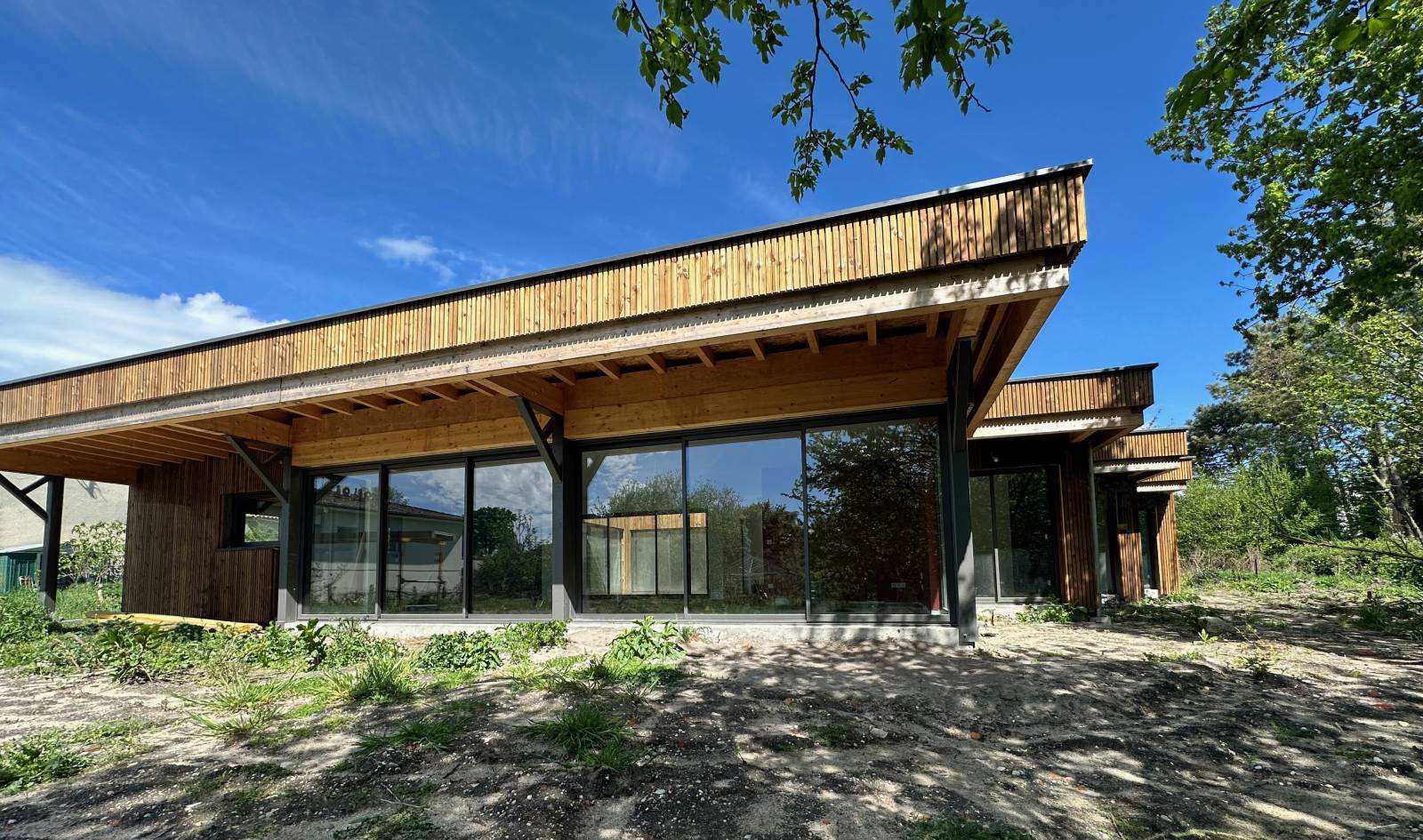 Maison à ossature bois, métal et bardage claire voie